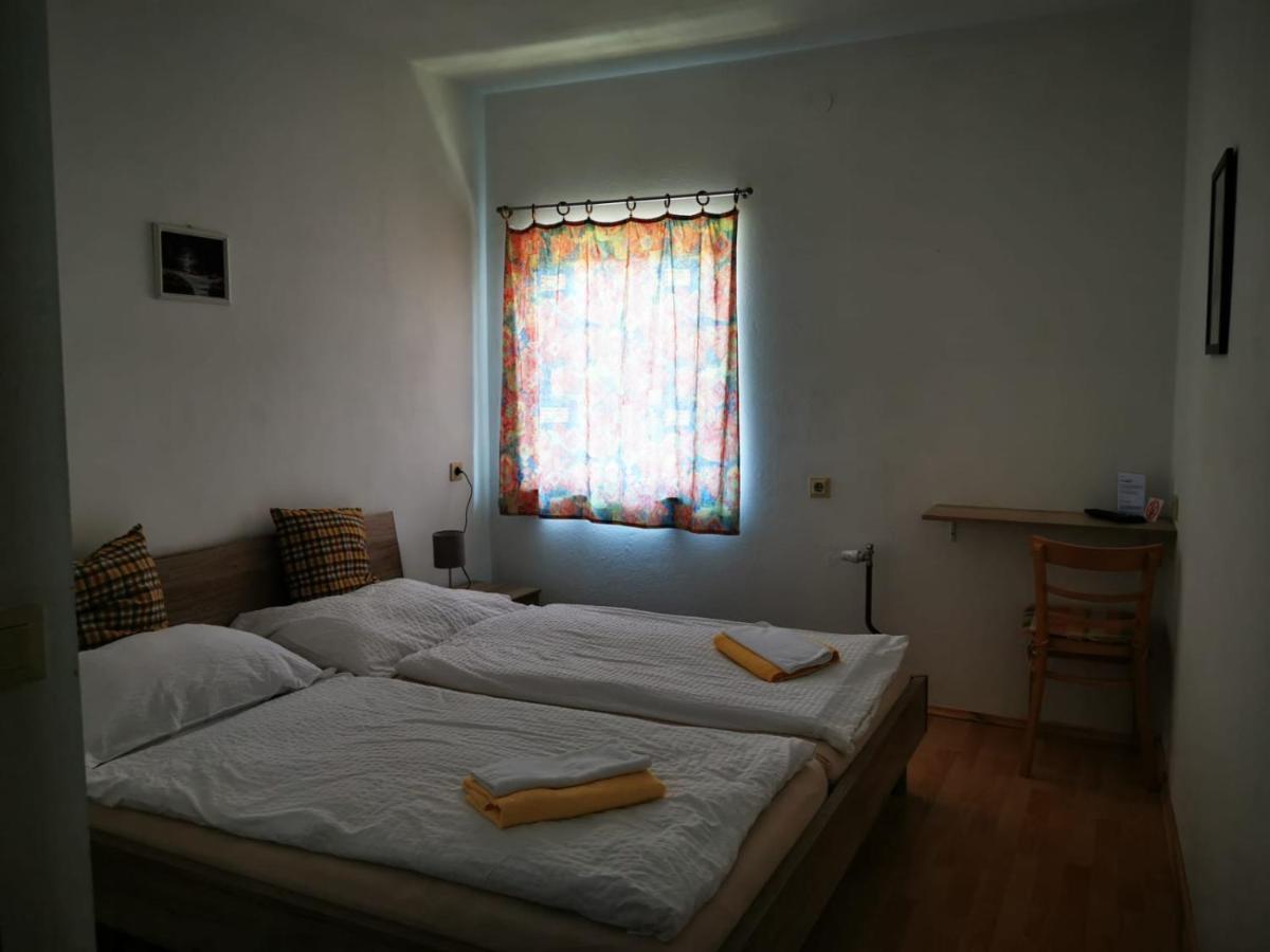 Hotel Goldene Krone Mistelbach Esterno foto