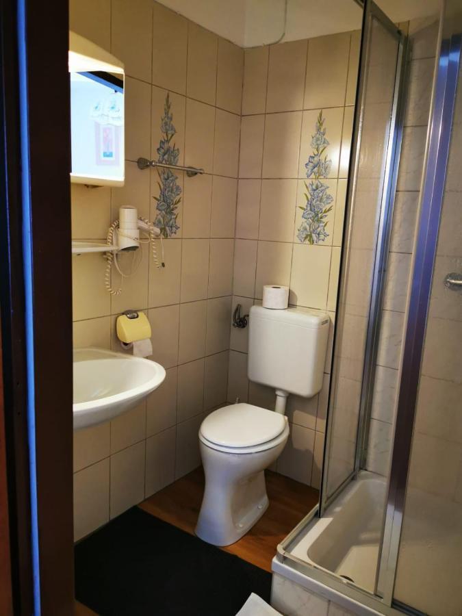 Hotel Goldene Krone Mistelbach Esterno foto