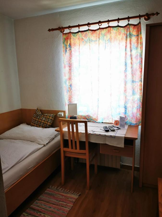 Hotel Goldene Krone Mistelbach Esterno foto
