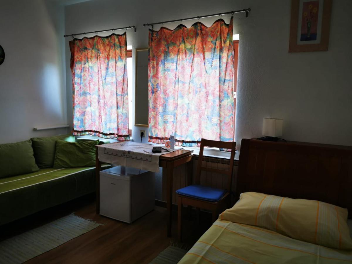Hotel Goldene Krone Mistelbach Esterno foto