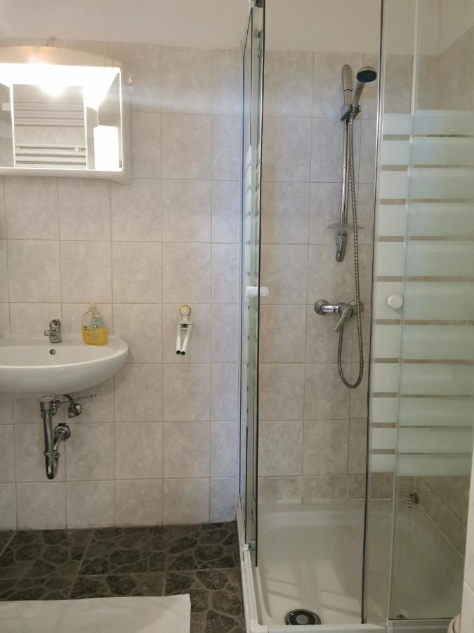 Hotel Goldene Krone Mistelbach Esterno foto